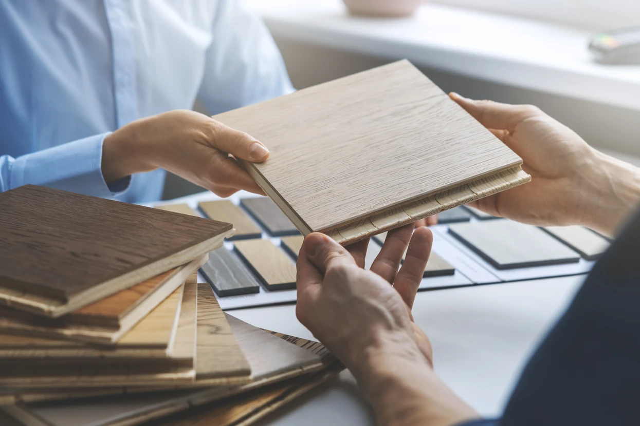 client choisissant un parquet en chêne de 3 couches à partir d'échantillons dans un magasin de plancher