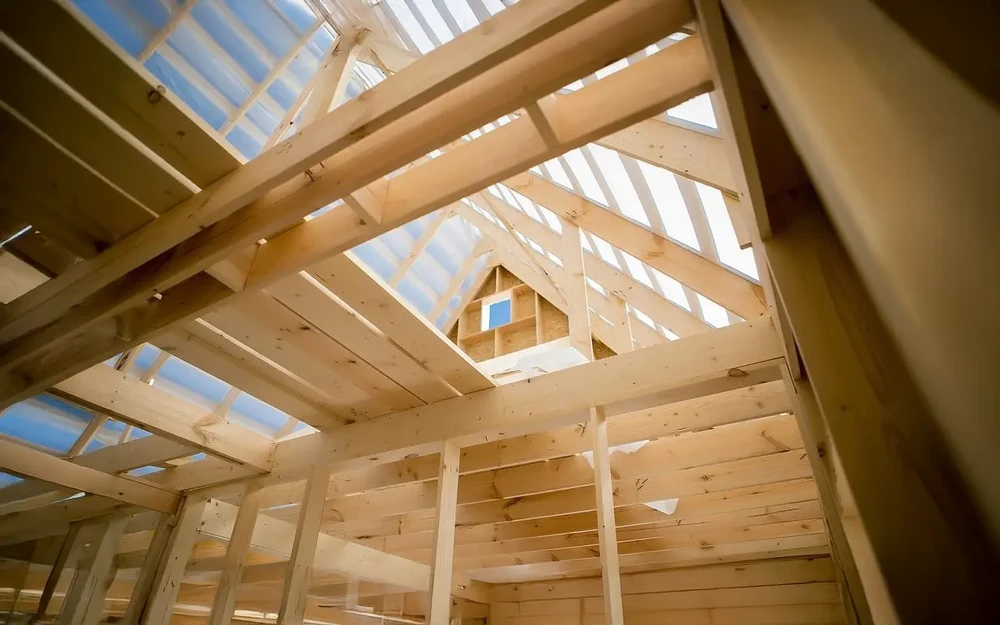 Chantier de construction d'une maison à ossature bois en cours d'édification