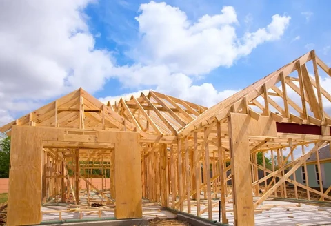 Chantier de construction résidentielle en extérieur sous ciel nuageux