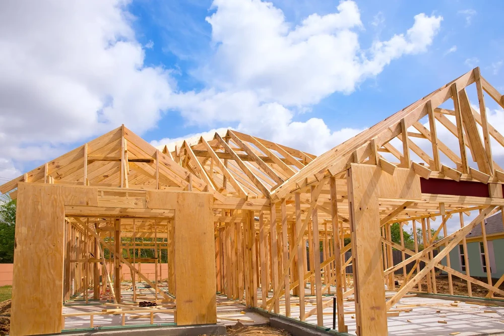 Chantier de construction résidentielle en phase de charpenterie
