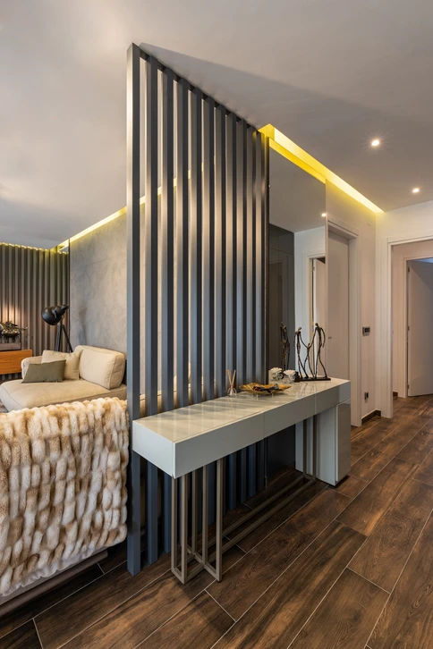 Mur de séparation gris à l'intérieur du salon moderne