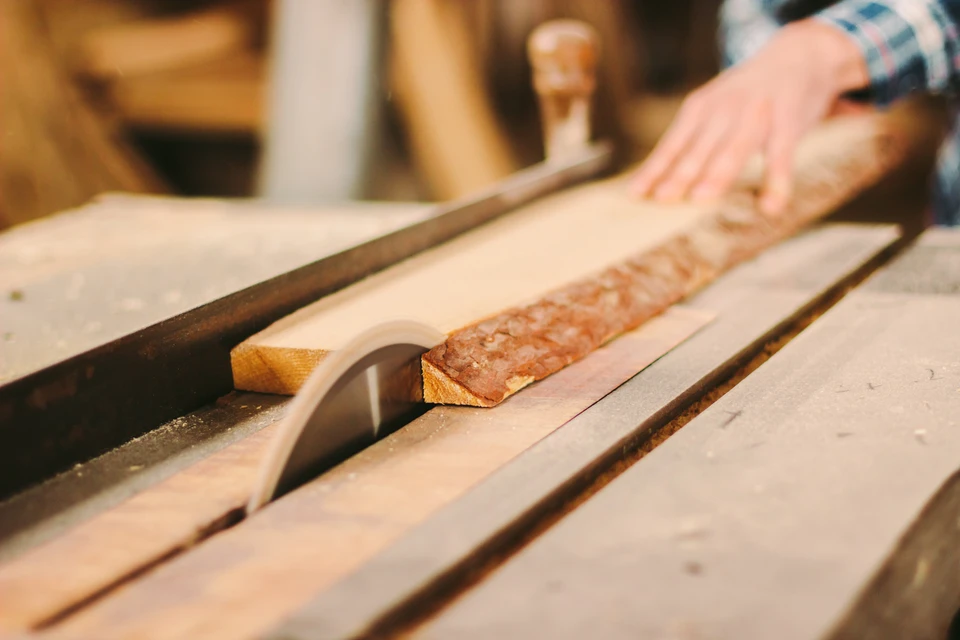 Atelier de menuiserie ou chantier de construction avec planches de bois empilées