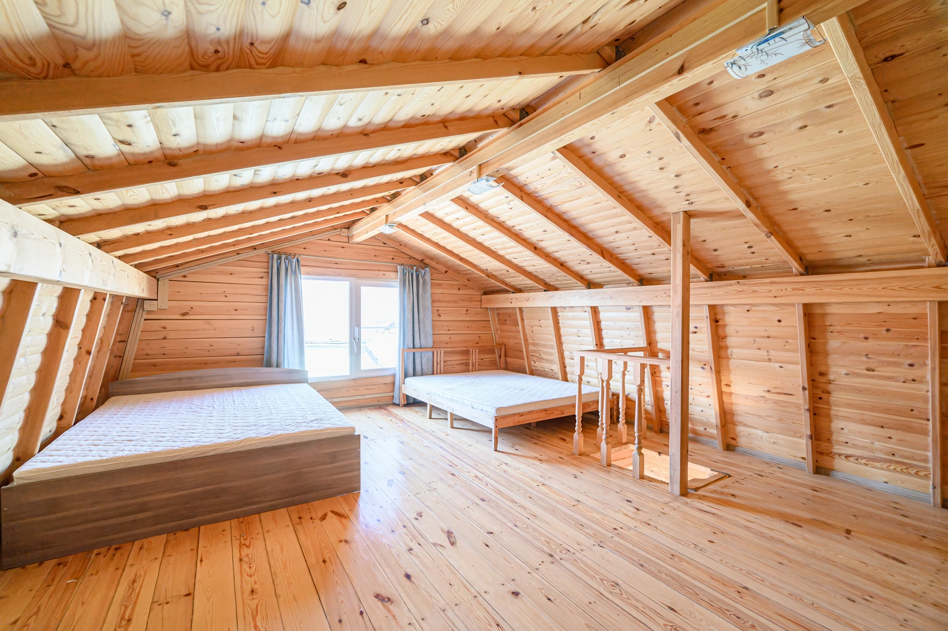 Artisan menuisier travaillant dans son atelier, utilisant un rabot en bois sur &eacute;tabli